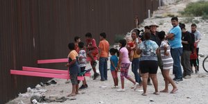 Παιδιά κάνουν τραμπάλα στο τείχος στο Μεξικό