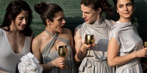 Τέσσερις γυναίκες με γκρι