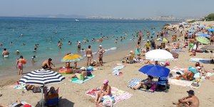Κόσμος σε παραλία