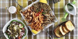 Ποικιλία θαλασσινών, σαλάτα, ψωμί και μπύρες
