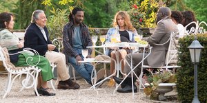 Ανθρωποι σε τραπέζι 