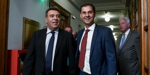 Ο Μάνος Κόνσολας (αριστερά) και ο Χάρης Θεοχάρης (δεξιά)