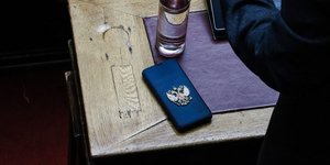 Η θήκη του κινητού του Κυριάκου Βελόπουλου με τον θυρεό της Ρωσίας