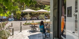 Αυτόματος πωλητής μπίρας στο Θησείο