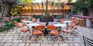 Καρέκλες και τραπέζια στην αυλή του Λοκάλι 