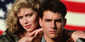 Η Κέλι ΜακΓκίλις με τον Τομ Κρουζ στην αφίσα του Top Gun