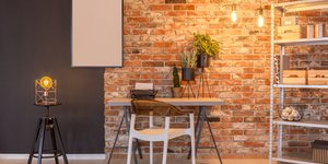 Λευκή καρέκλα με τραπέζι και φωτιστικά ρετρό