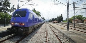 Τρένο στις ράγες εκτελεί δρομολόγιο