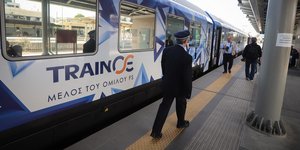 Τρενο αποβαθρα σταθμάρχης