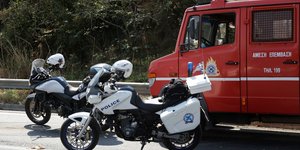 Πυροσβεστικό όχημα και οχήματα της τροχαίας