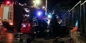 Πυροσβέστες απεγκλωβίζουν ανθρώπους από αυτοκίνητο