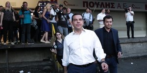 Ο Αλέξης Τσίπρας κατευθυνόμενος σε προεκλογική ομιλία