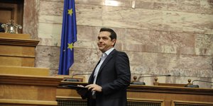 Ο Αλέξης Τσίπρας ανεβαίνει στο βήμα της βουλής/EUROKINISSI/ΤΑΤΙΑΝΑ ΜΠΟΛΑΡΗ