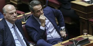 Ο υπουργός Δικαιοσύνης Κώστας Τσιάρας και ο πρωθυπουργός Κυριάκος Μητσοτάκης