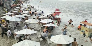 Στιγμές τρόμου σε παραλία της Βραζιλίας όταν «χτύπησε» μίνι τσουνάμι