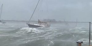 Τρομακτικές στιγμές μέσα σε σκάφος τη στιγμή που χτυπάει τυφώνας