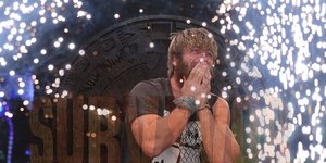 Ο Γιουσούφ πανηγυρίζει τη νίκη του στο Survivor