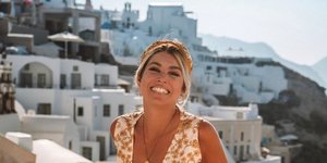 Η Βάσια Κωσταρά με φλοράλ φόρεμα