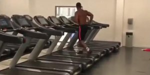 Viral βίντεο γυμναστή που τρέχει παράλληλα σε 10 διαδρόμους