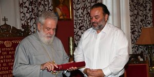 Βράβευση Μάριου Ηλιόπουλου από Μητροπολίτη Δωρόθεο