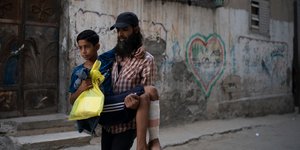 Πατέρας μεταφέρει τον τραυματισμένο γιο του στο νοσοκομείο της Γάζας
