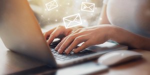 Γυναίκα δακτυλογραφεί ένα email
