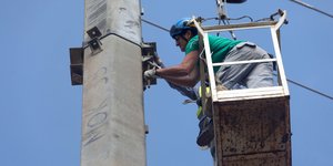 Τεχνικοί του ΔΕΔΔΗΕ επί το έργον στη Χαλκιδική
