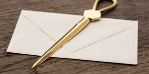 Χαρτοκόπτης πάνω από κλειστό φάκελο σε ξύλινη επιφάνεια