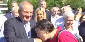 Οπαδός της ΝΔ φιλάει το χέρι του Κώστα Καραμανλή