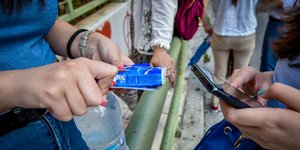Mαθητές χερια κινητό μπουκαλάκι νερό