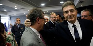 Ο νέος υπουργός Προστασίας του Πολίτη Μιχάλης Χρυσοχοϊδης συνομιλεί με τον Γιάννη Ρουμπάτη