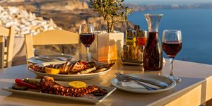 Χταπόδι, κρασι, καραφα, θέα