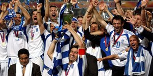 Ο Ζαγοράκης σηκώνει την κούπα δίπλα στον περίλυπο Εουσέμπιο