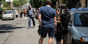 Ζευγάρι διπλα από αυτοκίνητο