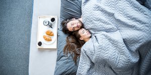 Ζευγάρι κοιμάται σε κρεβάτι
