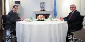 Ο Νίκος Αναστασιάδης και ο τουρκοκύπριος ηγέτης Μουσταφά Ακιντζί