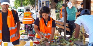 Εθελοντές μαζεύουν φρούτα και λαχανικά από λαϊκές αγορές