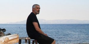 Ο Αρης Λεμπεσόπουλος με μαύρα