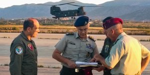ελικοπτερο τρεις αντρες