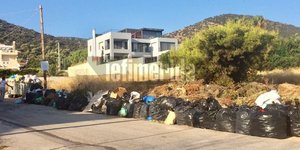 Σκουπίδια σε όλο το μήκος του δρόμου