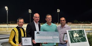 Από αριστερά ο αναβάτης Παναγιώτης Δημητσάνης, ο εκπρόσωπος της ITM David Burns, ο εκπρόσωπος των AEGEAN STABLES Χρήστος Θεοδωράκης και ο προπονητής Χρήστος Κουβαράς