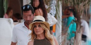 Η Ελενα Ράπτη με τον σωματοφύλακά της το καλοκαίρι του 2017 στη Μύκονο