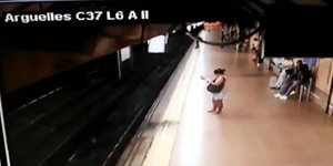 Γυναικα στο σταθμο μετρο