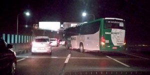To λεωφορείο είναι σταματημένο σε γέφυρα ανάμεσα στο Ρίο Ντε Τζανέιρο και γειτονική πόλη