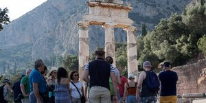 τουρίστες στους Δελφούς