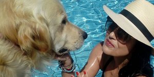 Η Ελένη Φιλίνη με μαγιό χαϊδεύει έναν σκύλο