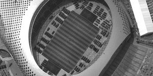 Κινεζικά στρατιωτικά οχήματα σε στάδιο πόλης κοντά στα σύνορα με το Χονγκ Κονγκ 