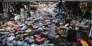Εκατοντάδες βιβλία επιπλέουν μετά την ξαφνική μπόρα στην Κωνσταντινούπολη