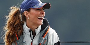 Η Κέιτ Μίντλετον με αθλητικό στυλ συμμετέχει σε ιστιοπλοϊκό αγώνα