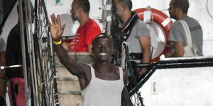 Αποβιβάζονται οι μετανάστες